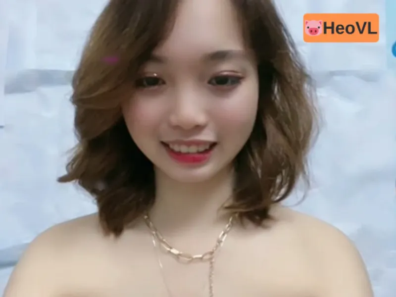 Học sinh nữ cấp 3 quay cận cảnh cái bím to hồng hào