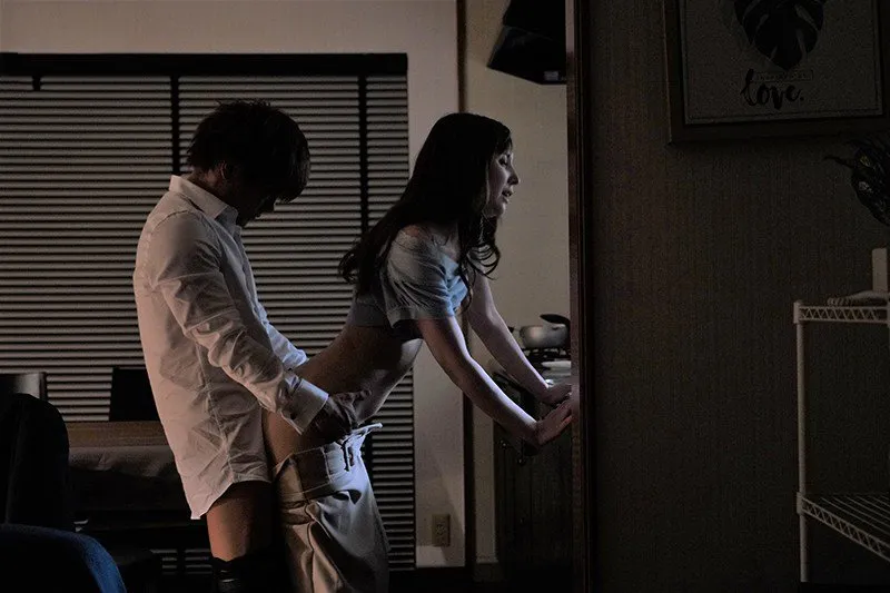 Tiền bối đi công tác, cậu nhân viên đến nhà chịch người vợ ông ấy