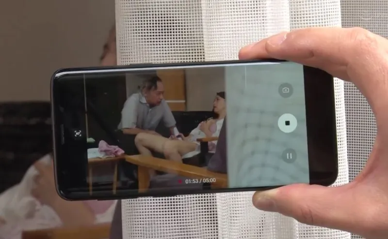 Người yêu của con trai gian díu với bố ông chồng bị gã cấp trên khu phố phát hiện