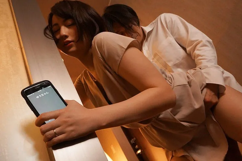 Người vợ đi họp lớp rồi đụ với nyc mặc cho gã chồng ở nhà chờ