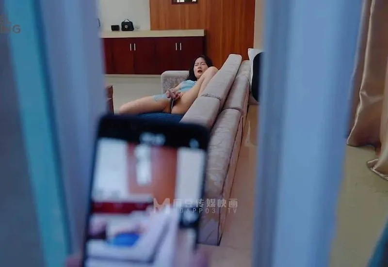 đột nhập nắc em nhà kề bên đang thủ dâm